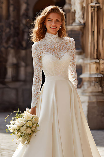 Ivoire Vintage A Line Sweep Train Robe de mariée à col haut avec manches